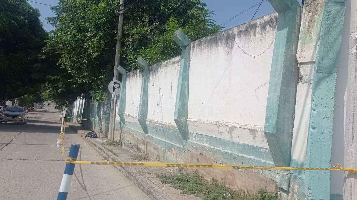 Denuncian mal estado de pared en colegio de Cartagena. // Foto Zenia Valdelamar. Archivo - 2025.