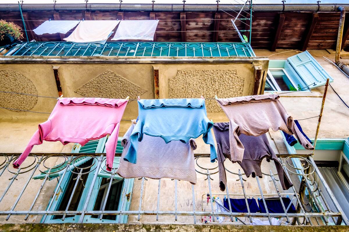 Colgar ropa en los balcones de las propiedades puede traer sanciones legales, esto dice la ley en Colombia // 123RF.