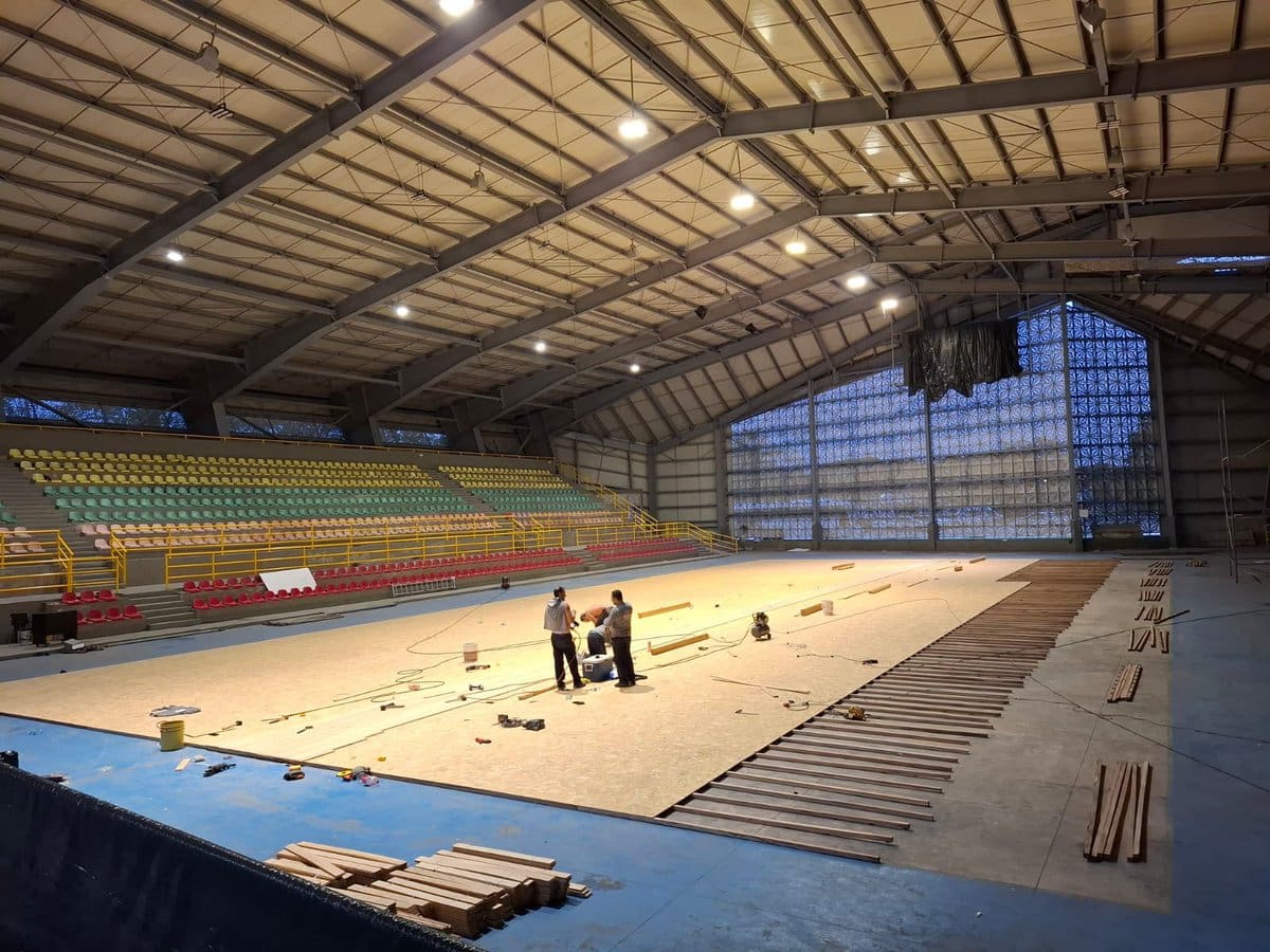 Instalación de listones de madera en el Coliseo Mayor // Cortesía: Gobernación de Bolívar.
