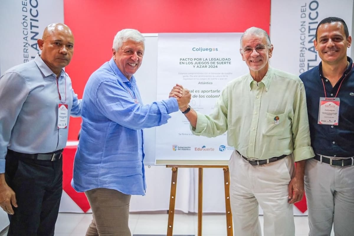 Marco Emilio Hincapié Ramírez, presidente de Coljuegos, y el gobernador del Atlántico, Eduardo Verano, firmaron acuerdo para contrarrestar el chance ilegal.