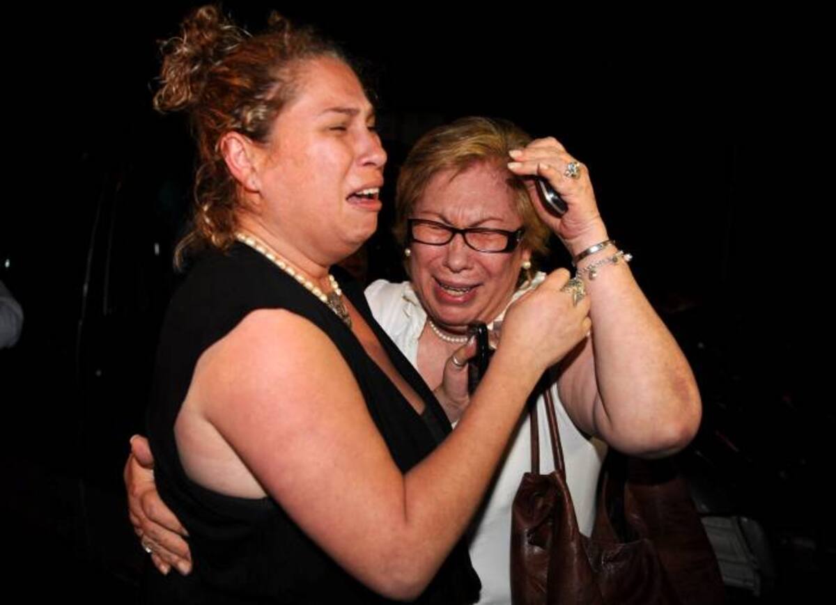 Colegas de Alfredo Villatoro lloran después de enterarse de la muerte del periodista. AFP STR