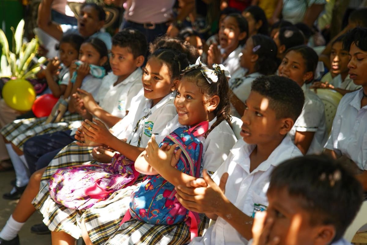 Estudiantes de la Institución Educativa Técnica Agropecuaria Ambiental, en Mompox, estuvieron presente en la inauguración de la Colmena Digital. // Foto: Cortesía - Gobernación de Bolívar.