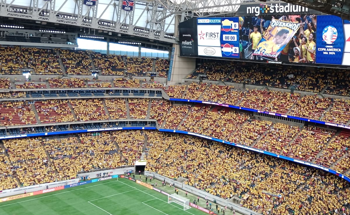La marea amarilla llegó al estadio NRG, de Houston, para alentar a Colombia en su debut en la Copa América. //AP