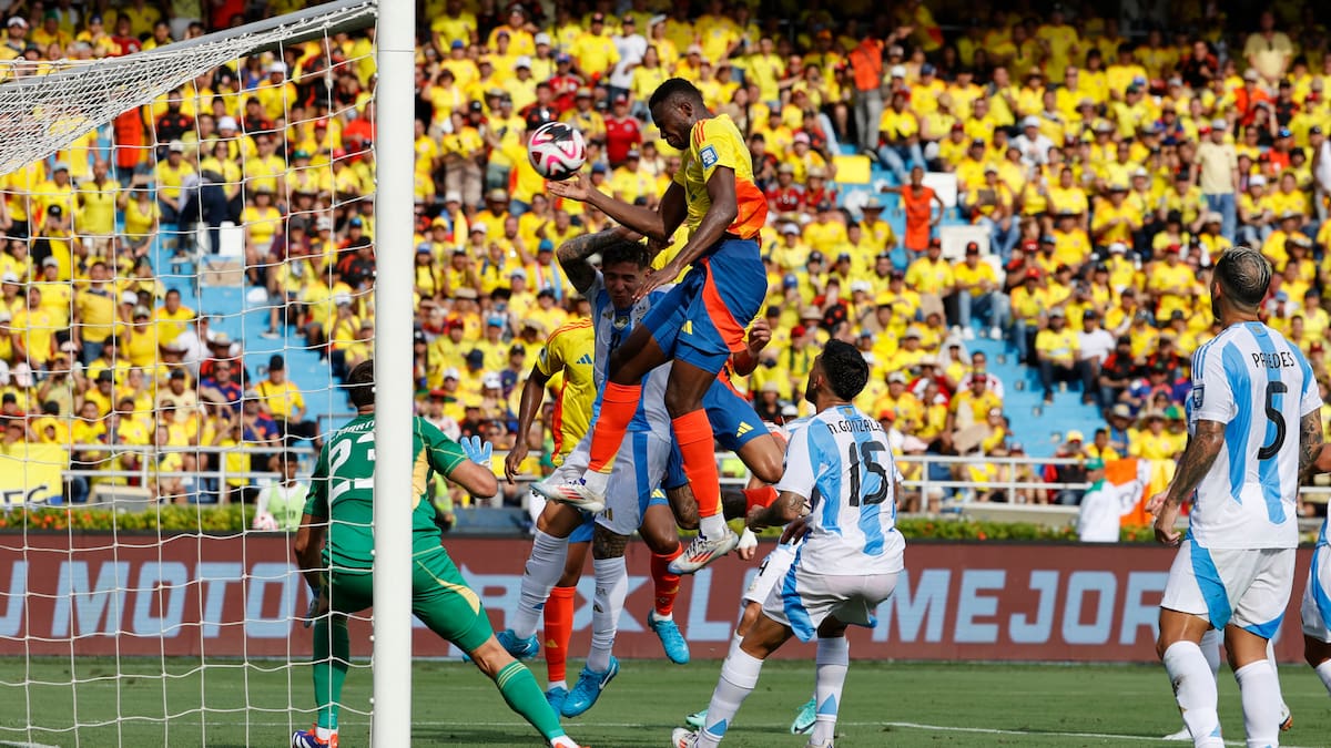 Yerson Mosquera anotó el primer tanto del partido entre Colombia y Argentina. //EFE