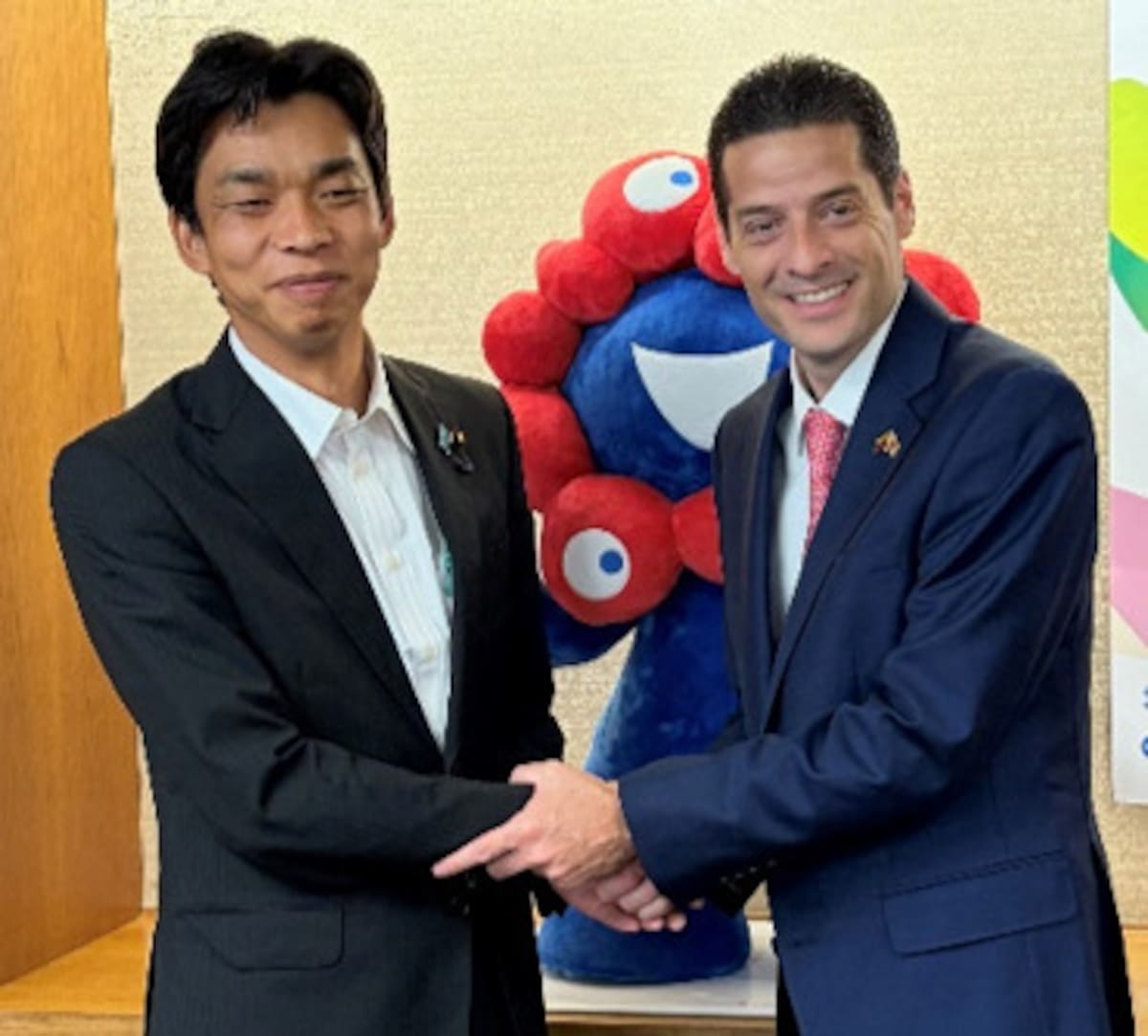 El ministro de Comercio, Industria y Turismo de Colombia, Mauricio Gómez Amín (d), se reúne con con el viceministro japonés de Comercio e Industria, Toshiro Ino, en Tokio, Japón. // Foto: EFE/ Ministerio De Comercio, Industria Y Turismo De Colombia SOLO USO EDITORIAL/SOLO DISPONIBLE PARA ILUSTRAR LA NOTICIA QUE ACOMPAÑA (CRÉDITO OBLIGATORIO)