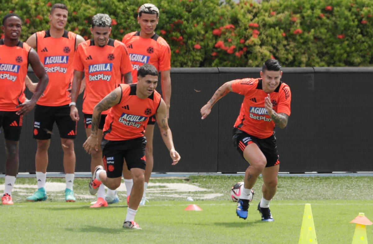 AME7046. BARRANQUILLA (COLOMBIA), 14/10/2024.- Juan Fernando Quintero (i) y James Rodríguez de Colombia participan en un entrenamiento este lunes, en el estadio Metropolitano en Barranquilla (Colombia). Colombia y Chile se enfrentarán este martes en la décima jornada de las Eliminatorias Suramericanas, un juego que dará una oportunidad a los cafeteros para mantenerse en la parte alta de la tabla ante un rival que está en la última posición y al que se le agotan las oportunidades. EFE/ Carlos Ortega