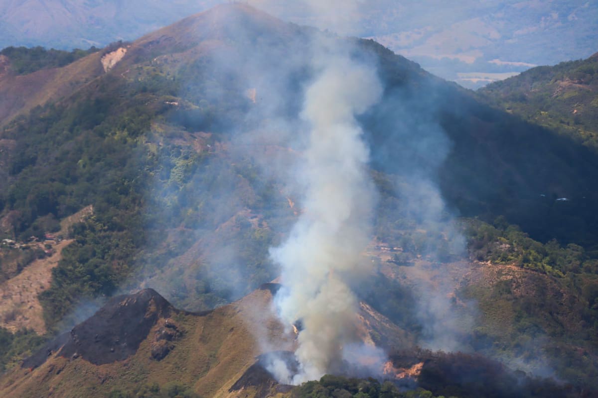 Fotografía cedida el 15 de septiembre de 2024 por la Fuerza Aérea Colombiana (FAC) que muestra un incendio forestal en zona rural de Aipe, en el departamento de Huila (Colombia). EFE/ Fuerza Aeroespacial Colombiana