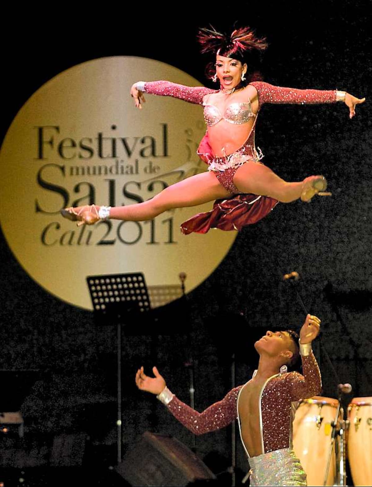 Marcela Orozco y Fernando Hernandez durante su presentación en el Festival Mundial de Salsa en Cali. LUIS ROBAYO -AFP