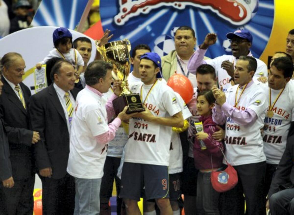El presidente Juan Manuel Santos le entregó el trofeo de campeón mundial de fútbol de Salón al goleador colombiano John Pinilla. Fue una fiesta la que se vivió el sábado en el coliseo El Salitre de Bogotá. Colprensa