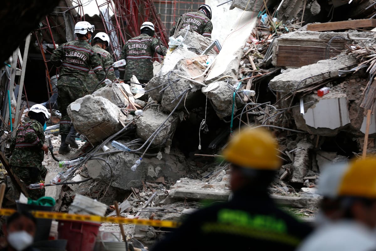 Integrantes del Ejército de Colombia participan en una jornada de búsqueda y rescate en una zona afectada por el terremoto de magnitud 7,4 del pasado lunes, este miércoles en Cali (Colombia). // Foto: EFE/ Ernesto Guzmán.