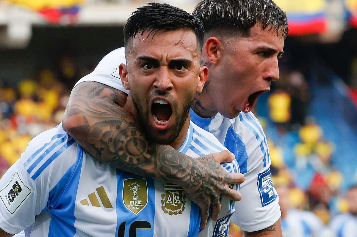 Nicolás González (i) de Argentina celebra su gol ante Colombia. //EFE