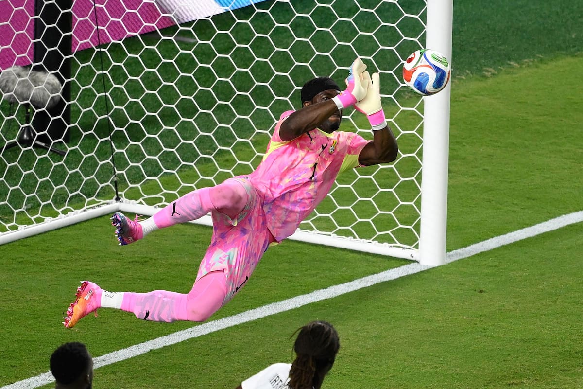 El ghanés Lawrence Ati-Zigi (1) atajó varias situaciones claras para Colombia. //Foto, AP: Reed Hoffmann
