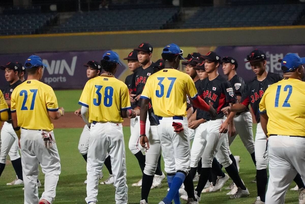 Peloteros de Japón y Colombia se saludan luego del juego que ambos disputaron este domingo por el Mundial de Béisbol Sub-15, en el estadio Édgar Rentería de Barranquilla.