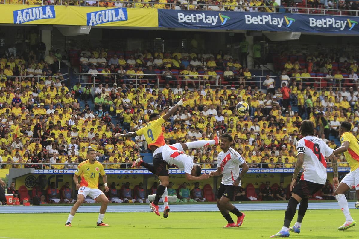 Colombia no pudo hallar las respuestas ante el planteamiento defensivo de Perú. //Foto: Julio Castaño Beltrán - El Universal