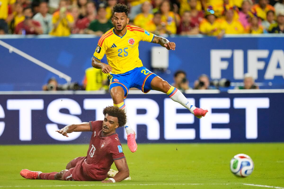 El colombiano Luis Suárez (25) tuvo una clara para poner en ventaja a Colombia en el partido contra Portugal. //Foto, AP: Rebecca Blackwell