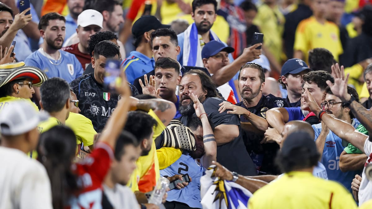 Enfrentamiento entre juagdores de Uruguay y hinchas de la selección Colombia tras finalizar el compromiso de la semifinal de la Copa América 2024. //EFE