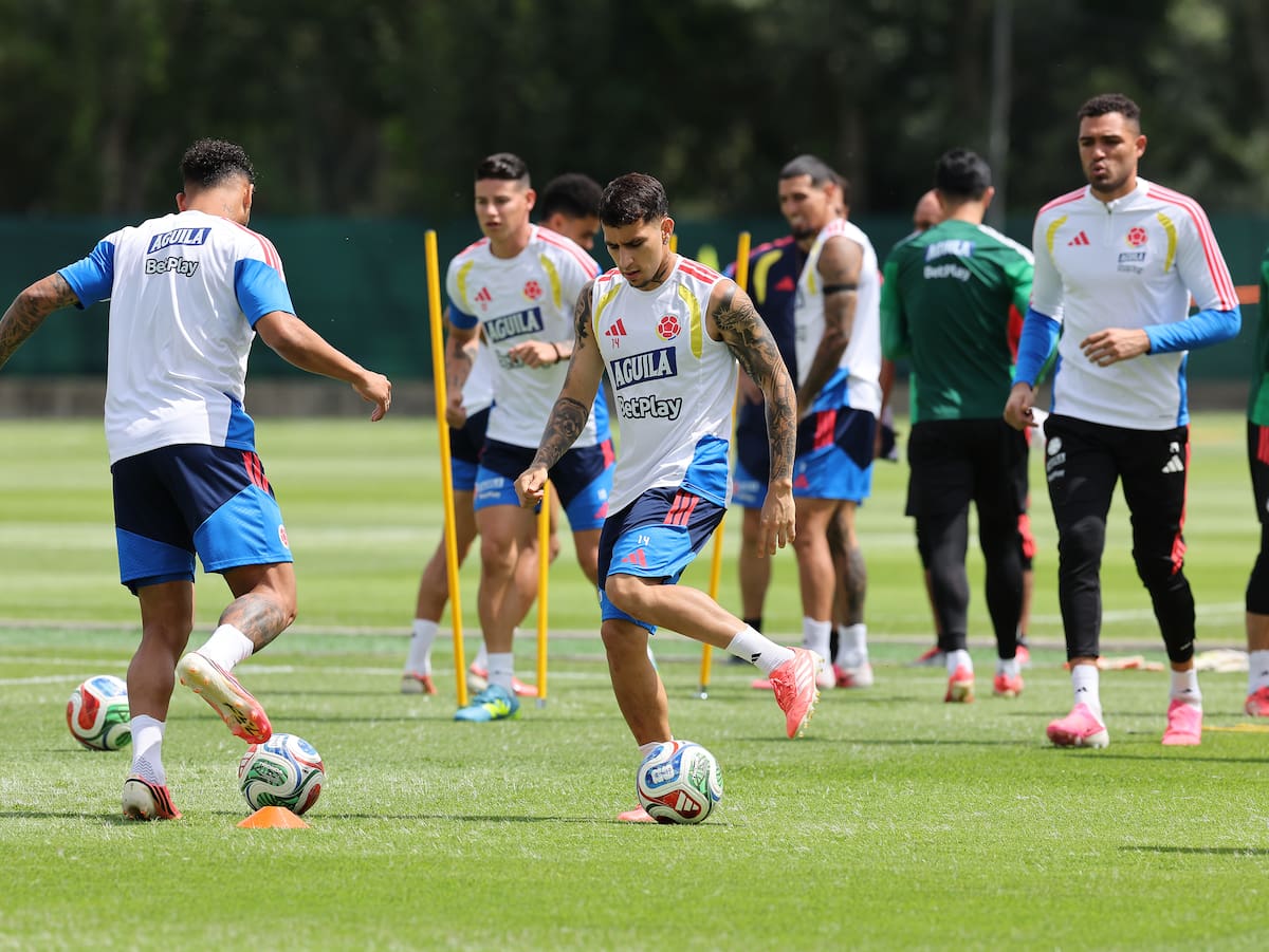 Jugadores de Colombia realizan trabajos tácticos bajo la dirección de Néstor Lorenzo en la preparación para los dieciseisavos de final.//Foto, EFE: Alex Cruz.
