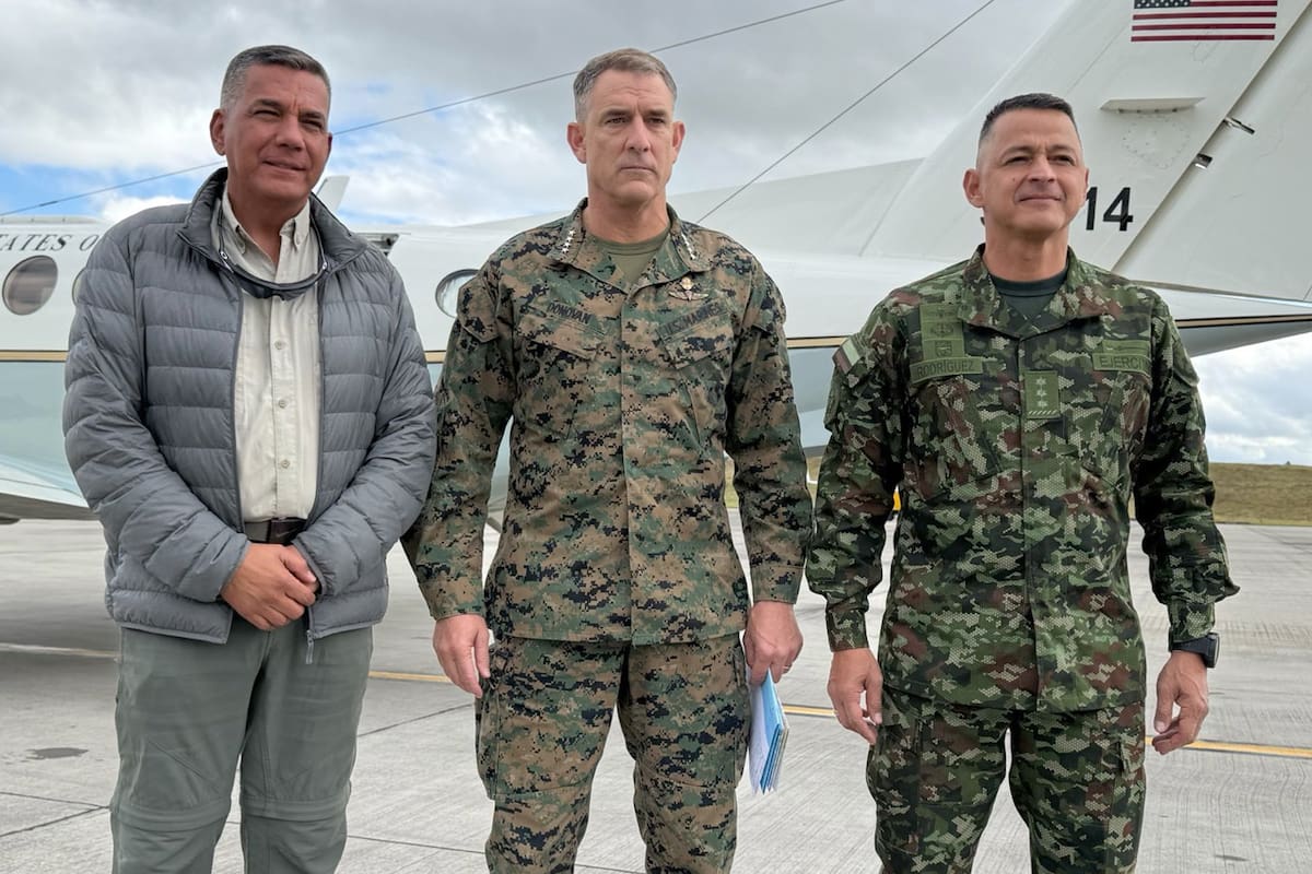 Fotografía cedida por las Fuerzas Militares de Colombia de su comandante general, Erick Rodríguez Aparicio (d), junto al ministro de Defensa, Jorge Eduardo Mora (i), y el comandante del Comando Sur de los Estados Unidos, GR. Francis L. Donovan, durante una jornada de trabajo en Tumaco (Colombia). EFE/ Fuerzas Militares de Colombia