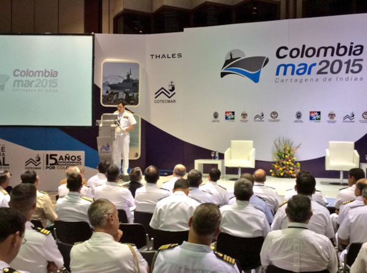El Contralmirante Jorge Carreño da la bienvenida a asistentes a ColombiaMar twitter.com/mindefensa/