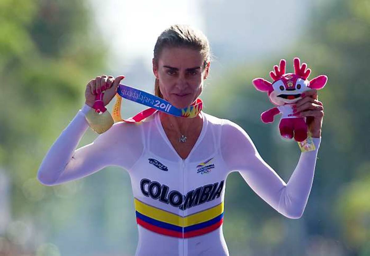 María Luisa Calle muestra la medalla que obtuvo en la contrarreloj ruta de ciclismo en México. AFP RAUL ARBOLEDA