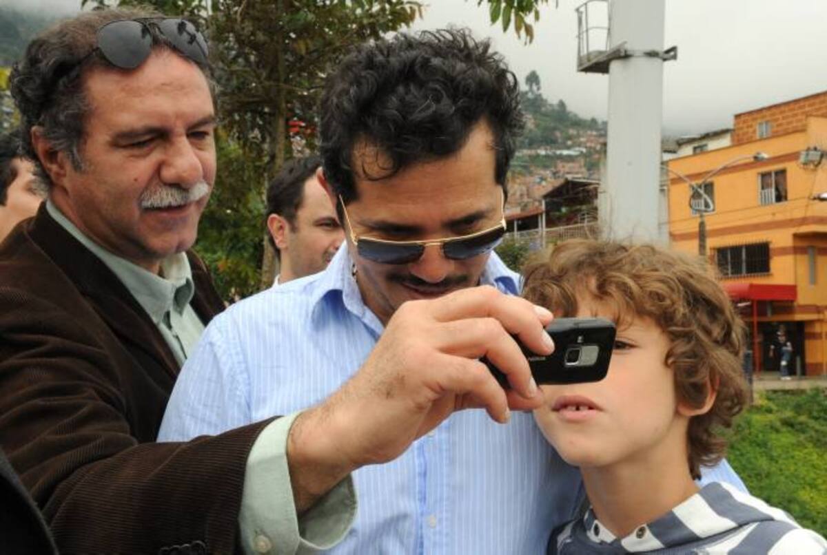 Victor Gaviria (izquierda) con el actor colombiano John Leguizamo (centro) y su hijo Lucas. ARCHIVO