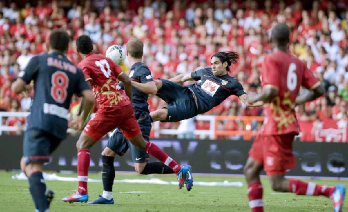 Instante en el que Radamel Falcao hace el gol de chilena en el encuentro amistoso ante el América de Cali. AFP LUIS ROBAYO