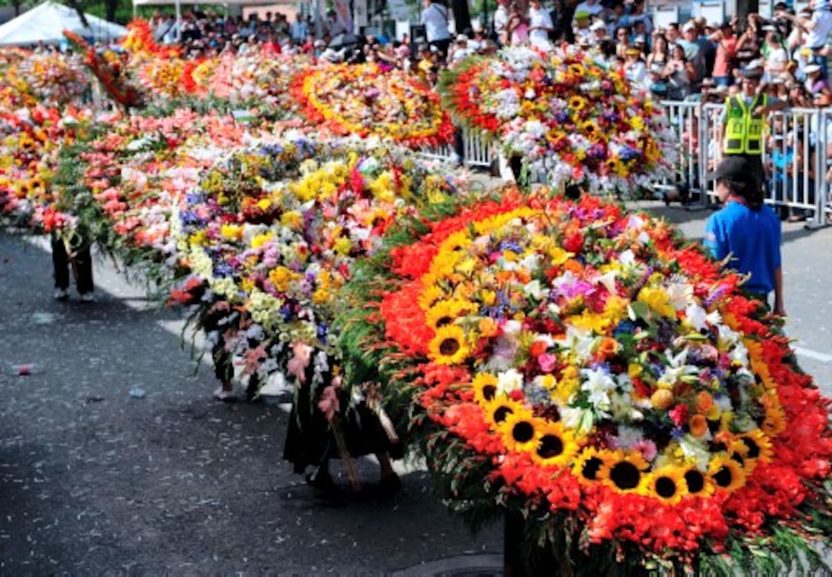 Colombian peasants carry traditional "silletas" (flower arrangements) during the Flower Festival in Medellin, Antioquia department, Colombia on August 7, 2009. AFP PHOTO/Raul ARBOLEDA