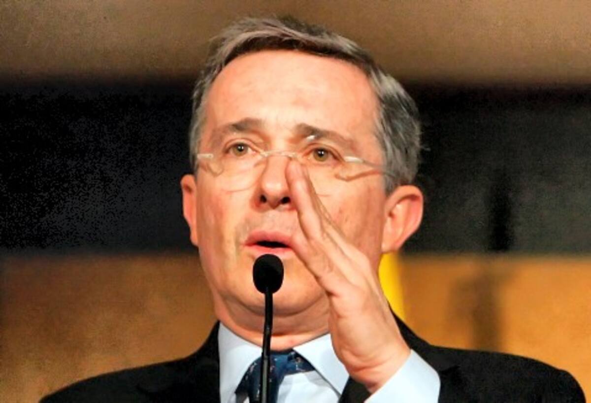 Colombian President Alvaro Uribe gestures during a press conference at the Colombian Coffee Growers Federation, 28 November 2007, in Bogota. Uribe answered journalists in reference to his dispute with Venezuelan President Hugo Chavez. Uribe had withdrawn his support for the Venezuelan leader's mediation efforts with the Revolutionary Armed Forces of Colombia (FARC) after Chavez ignored his demand not to speak directly with Colombian generals about the hostages. AFP PHOTO/ Mauricio DUEÑAS