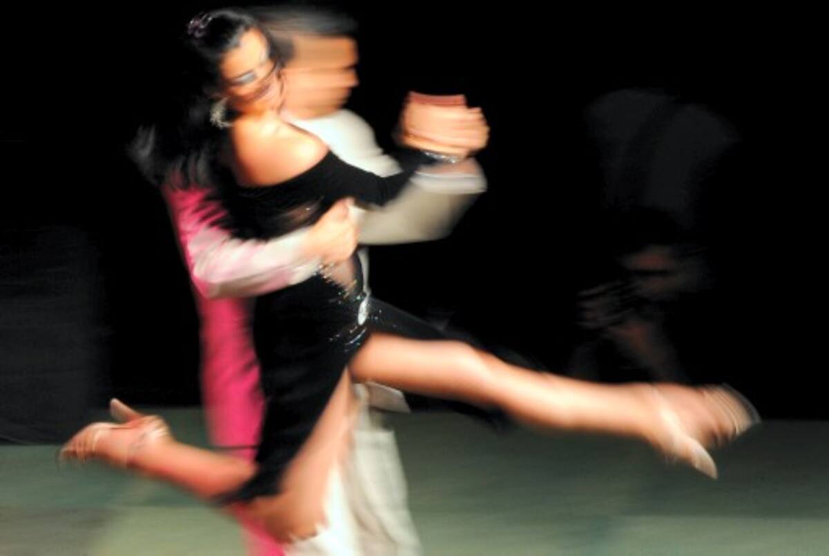 Los colombianos Laura Castaneda (derecha) y Edwin Olarte durante su exhibición en V Festival Internacional del Tango en Medellín. FOTOS RAÚL ARBOLEDA -AFP
