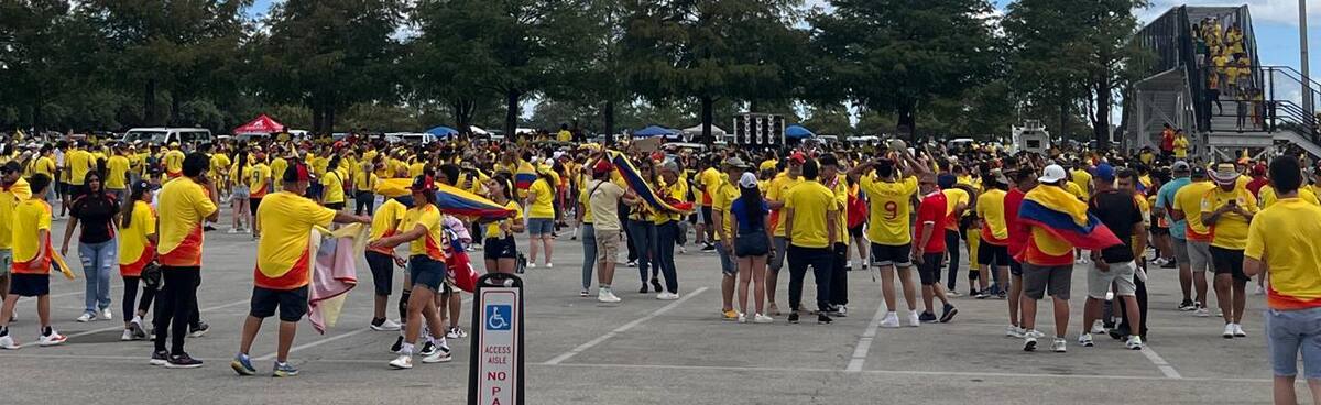 Hinchas colombianos esperan el inicio del partido de la Selección Colombia. //Carlos Caballero Villa - El Universal