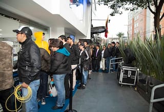 Colombianos hicieron fila para adquirir el nuevo celular de Samsung
