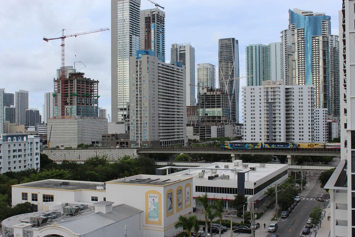 Colombianos lideran compra de vivienda en Florida por incertidumbre electoral