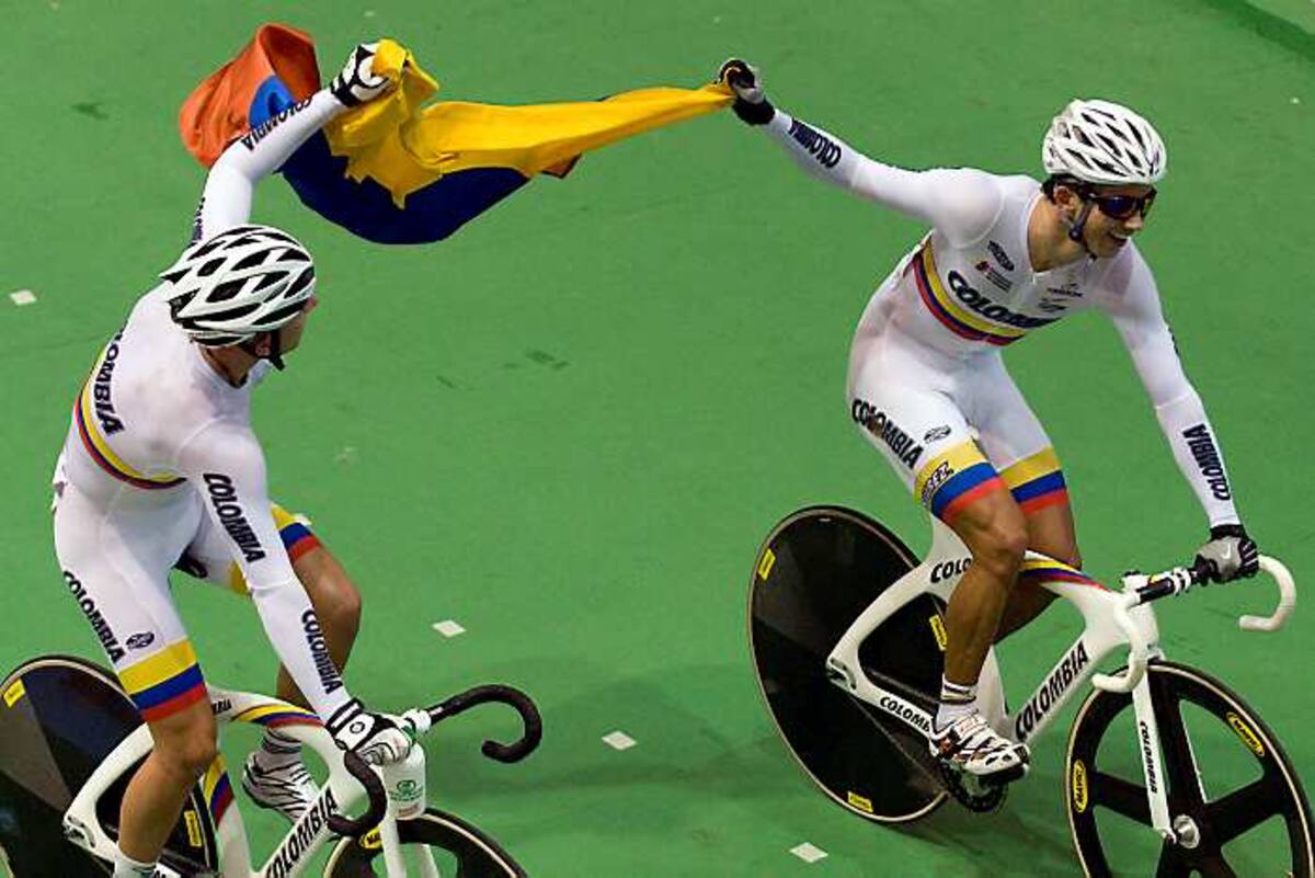 Los paisas Weimar Roldan (izquierda) y Juan Esteban Arango celebraron en Cali al ganar oro en la Copa Mundo de Pista que finalizó en Cali. LUIS ROBAYO -AFP