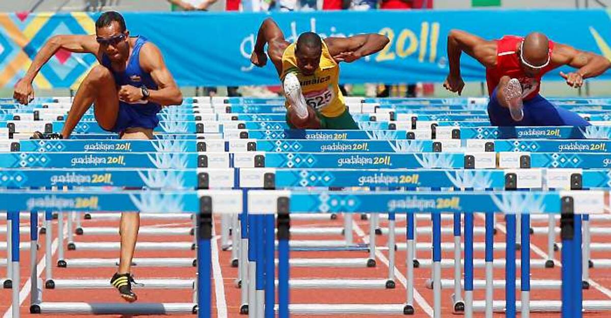 Paulo Villar ganó medalla de plata en los 110 metros vallas, en los Juegos Panamericanos; el oro fue para el cubano Dayron Robles. AP