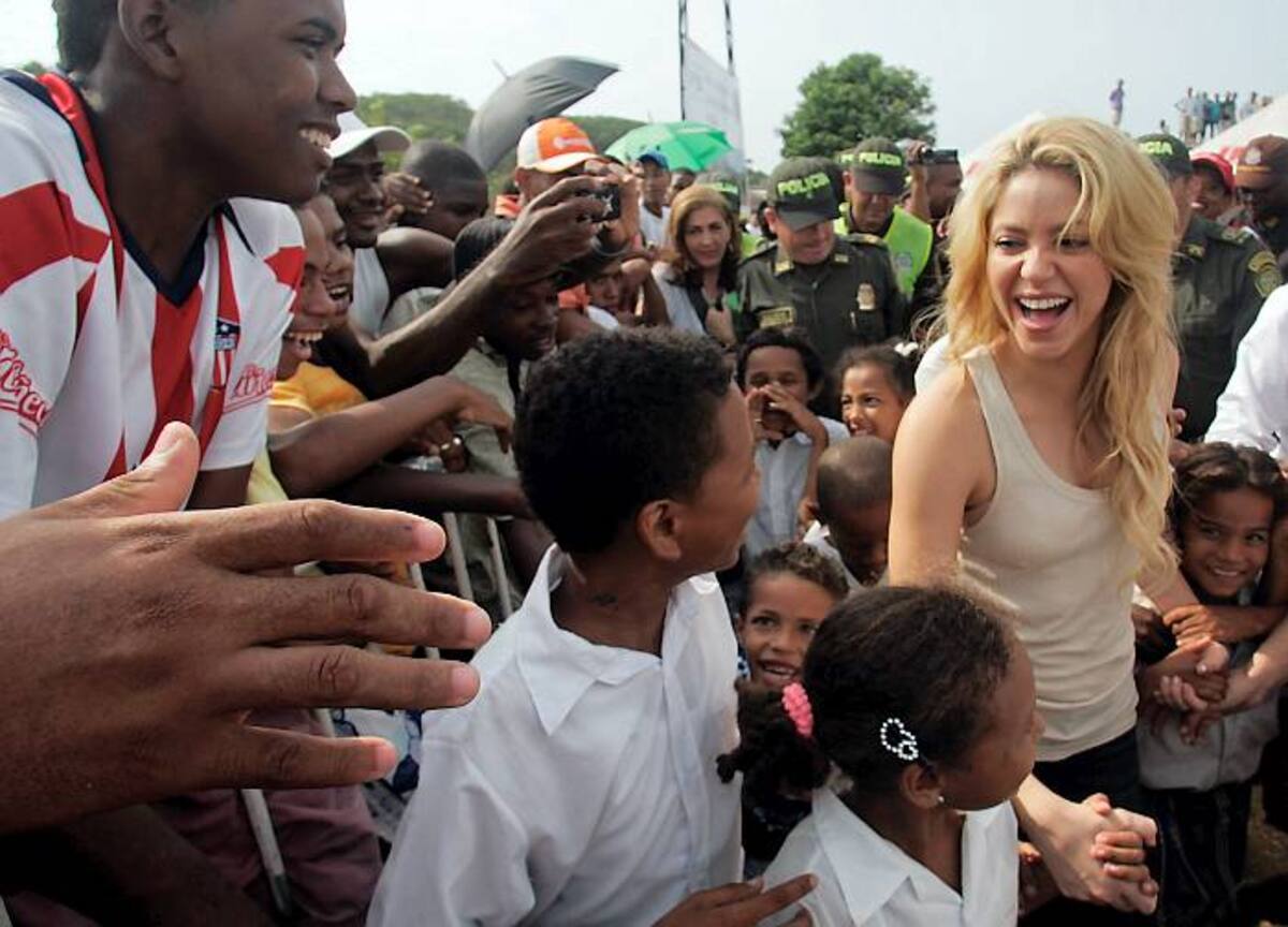 El 11 de abril de este año, Shakira puso la primera piedra de su megacolegio en Loma del Peyé.. ARCHIVO