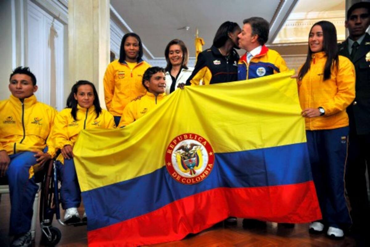 La delegación de Colombia recibió la bandera nacional de manos del presidente Juan Manuel Santos antes de viajar a Guadalajara para representar al país para los Juegos Panamericanos. AFP