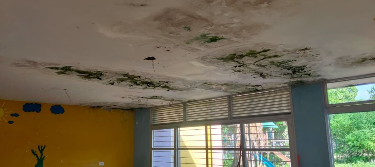La etapa que actualmente está en desarrollo en la Casa Lúdica de Colombiatón incluye la impermeabilización de cubiertas y canales, reparación de pañetes y aplicación de estuco y pintura tanto en espacios interiores como exteriores. // Foto: Luis Herrán.