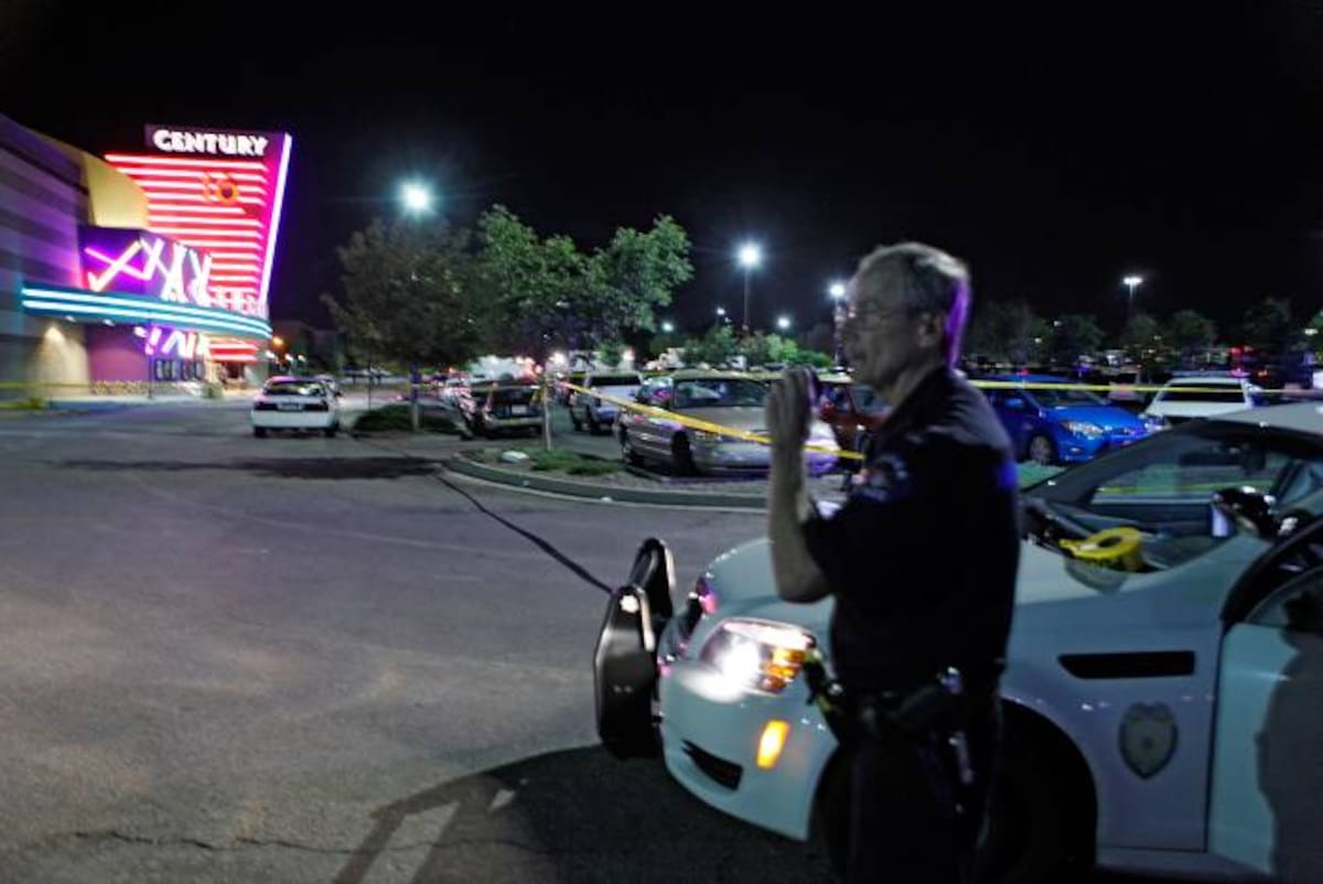 El personal de seguridad por general está armado y suele pasar el tiempo recorriendo el complejo de cine. AP Ed Andrieski