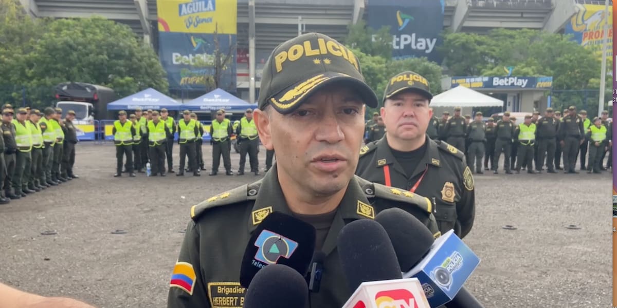 El brigadier general Herbert Benavidez, comandante de la Policía Metropolitana de Barranquilla, entregando declaraciones este martes.