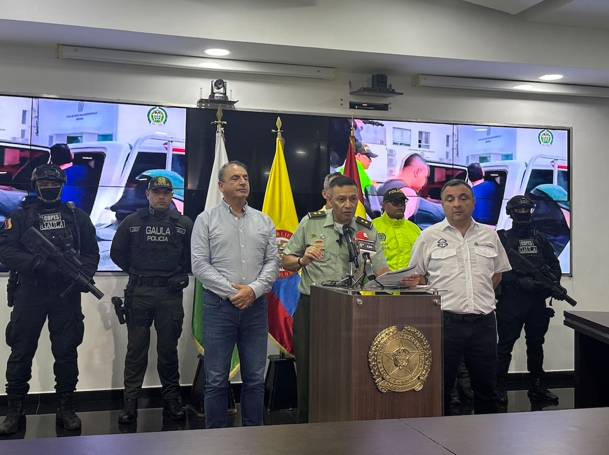 El comandante de la Policía Metropolitana de Barranquilla, brigadier general Herbert Benavidez presentó ante los medios de comunicación a los presuntos extorsionas.