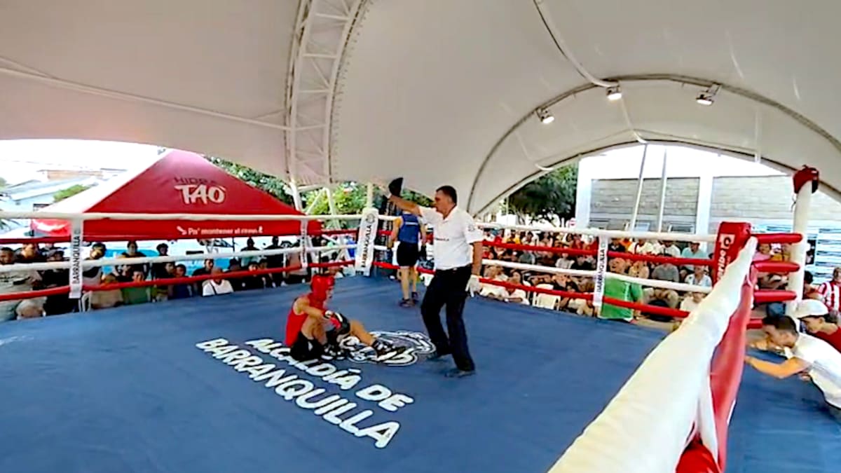 Esta fue la primera caída del torneo y la protagonizaron Alejandro Barandica, del club Campeón, quien de potente derechazo a la mandíbula, en el segundo asalto, a Johan Trujillo, de Hermanos Pinzón.//Cortesía Alcaldía de Barranquilla.