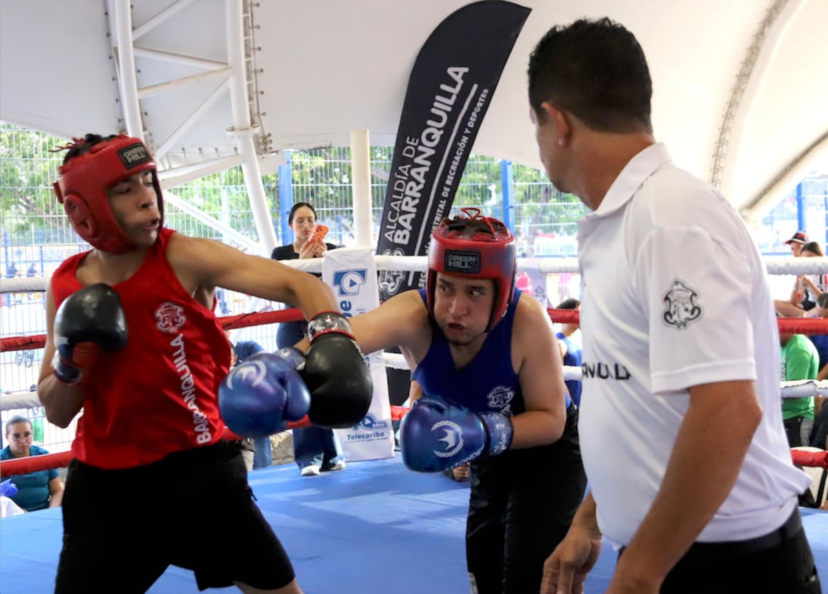Acción de uno de los espectaculares combates que se vivieron este viernes en el marco de la II Copa Talento Barranquilla de Boxeo Olímpico que se viene disputando en el Polideportivo del barrio la Magdalena.//Cortesía Alcaldía de Barranquilla.