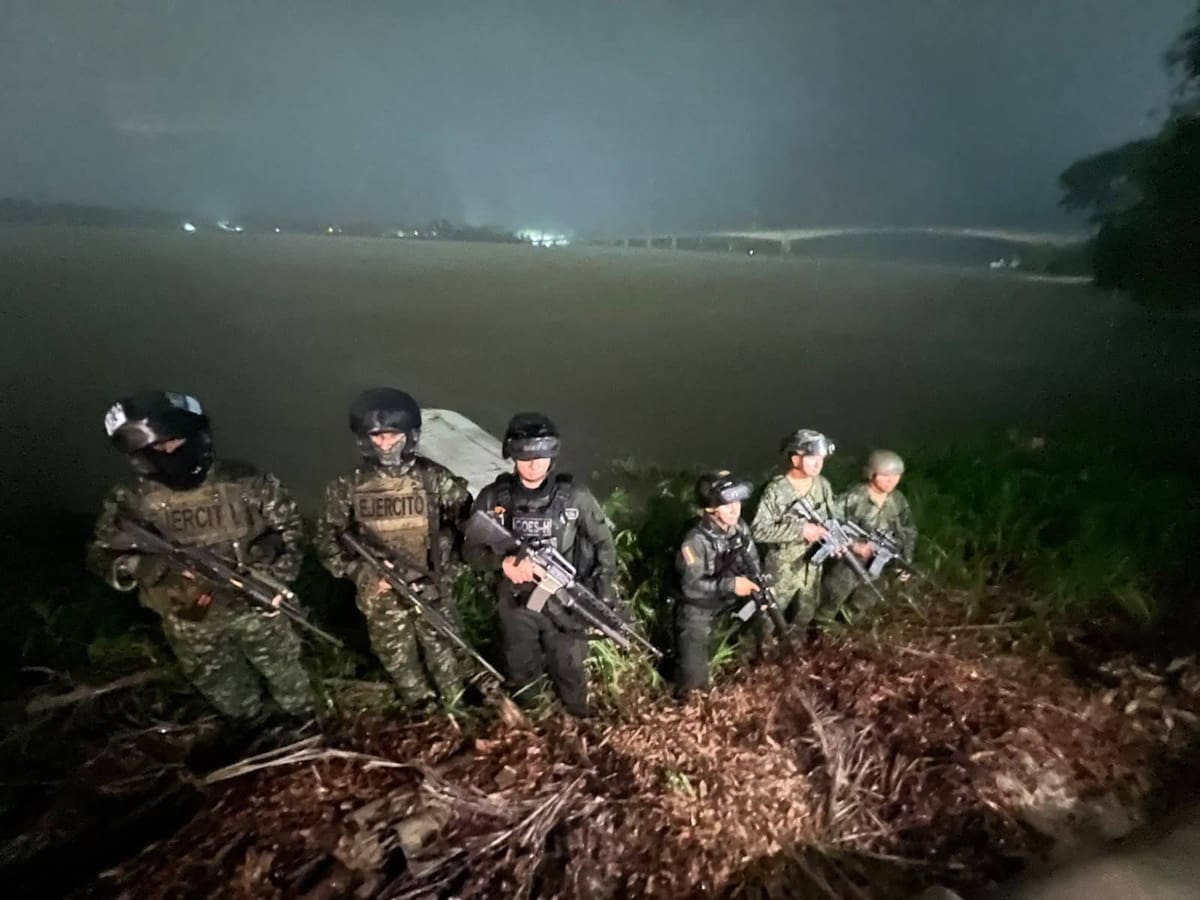 El operativo contó con la participación del Ejército Nacional y el apoyo de la Policía para contrarrestar las economías ilícitas en el Magdalena Medio.// FOTO: ARMADA DE COLOMBIA.