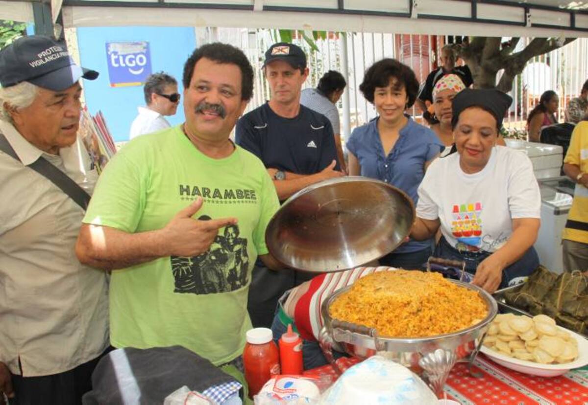 Los asistentes pudieron aprecias la popular butifarra, alegrías, cocadas, arepa de huevo, chicharrones, así como también platos venezolanos y judíos. RAFAEL POLO