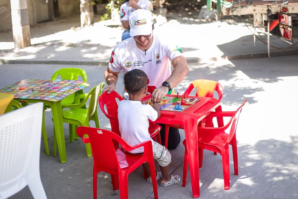 La unidad rodante está conformado por comisario de familia, abogado, psicólogo, trabajador social, mediador y personal de apoyo para brindar una respuesta integral a las distintas afectaciones de la comunidad. // Cortesía: Alcaldía de Cartagena.