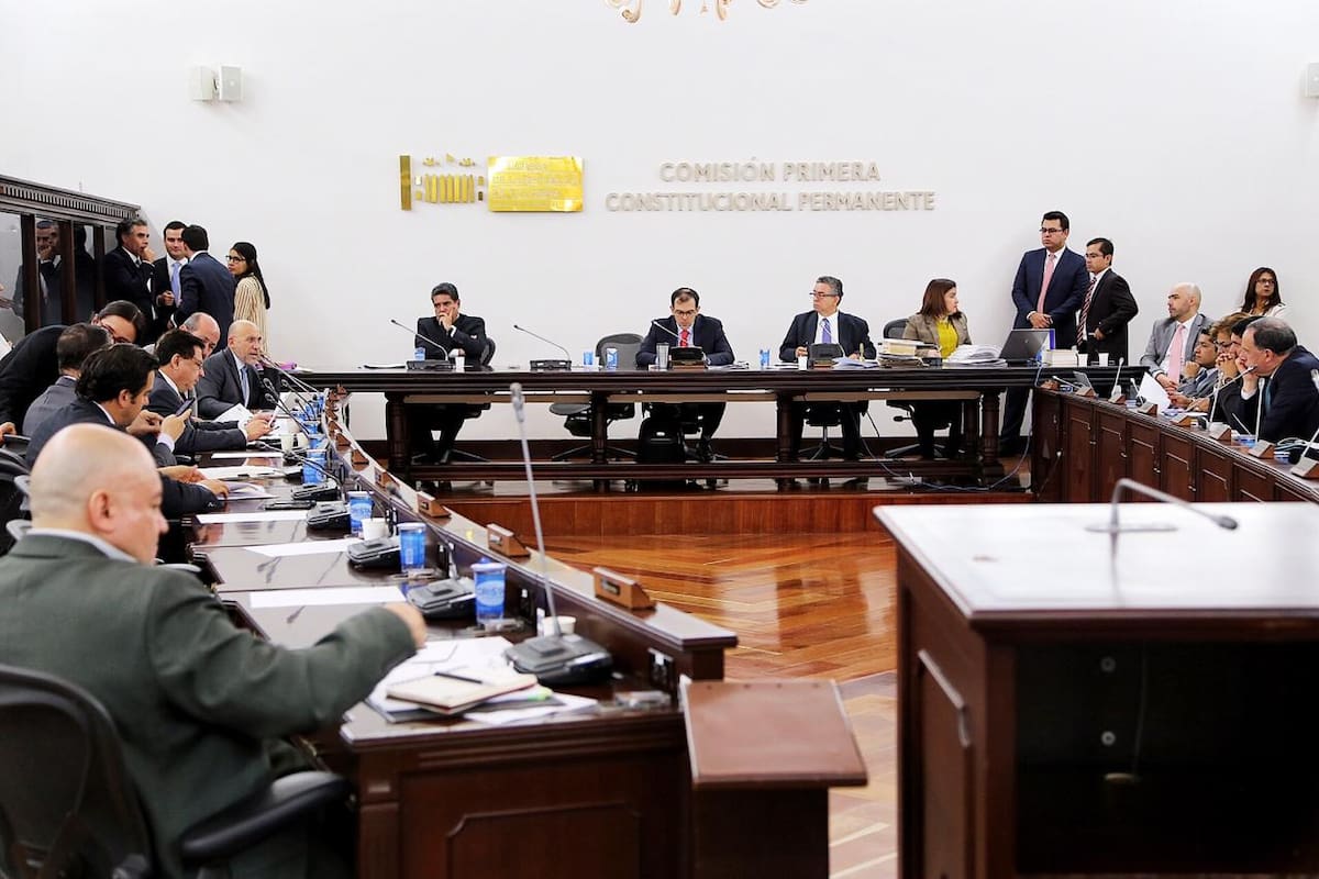 Comisión Primera del Senado debaten sobre la reducción salarial.