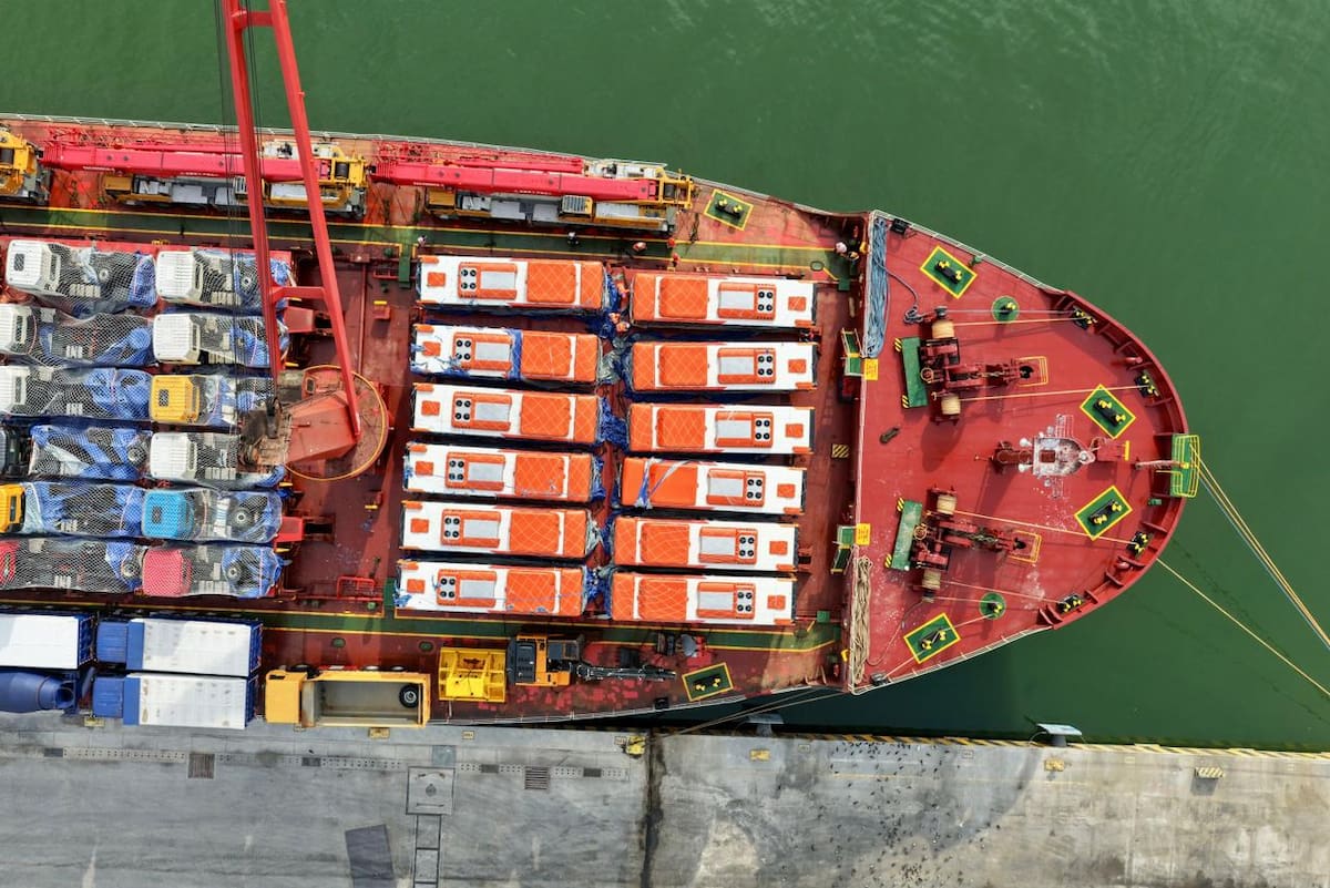 La maniobra de descargue se desarrolló bajo estrictos estándares de seguridad y operación // ALCALDÍA DE CARTAGENA.