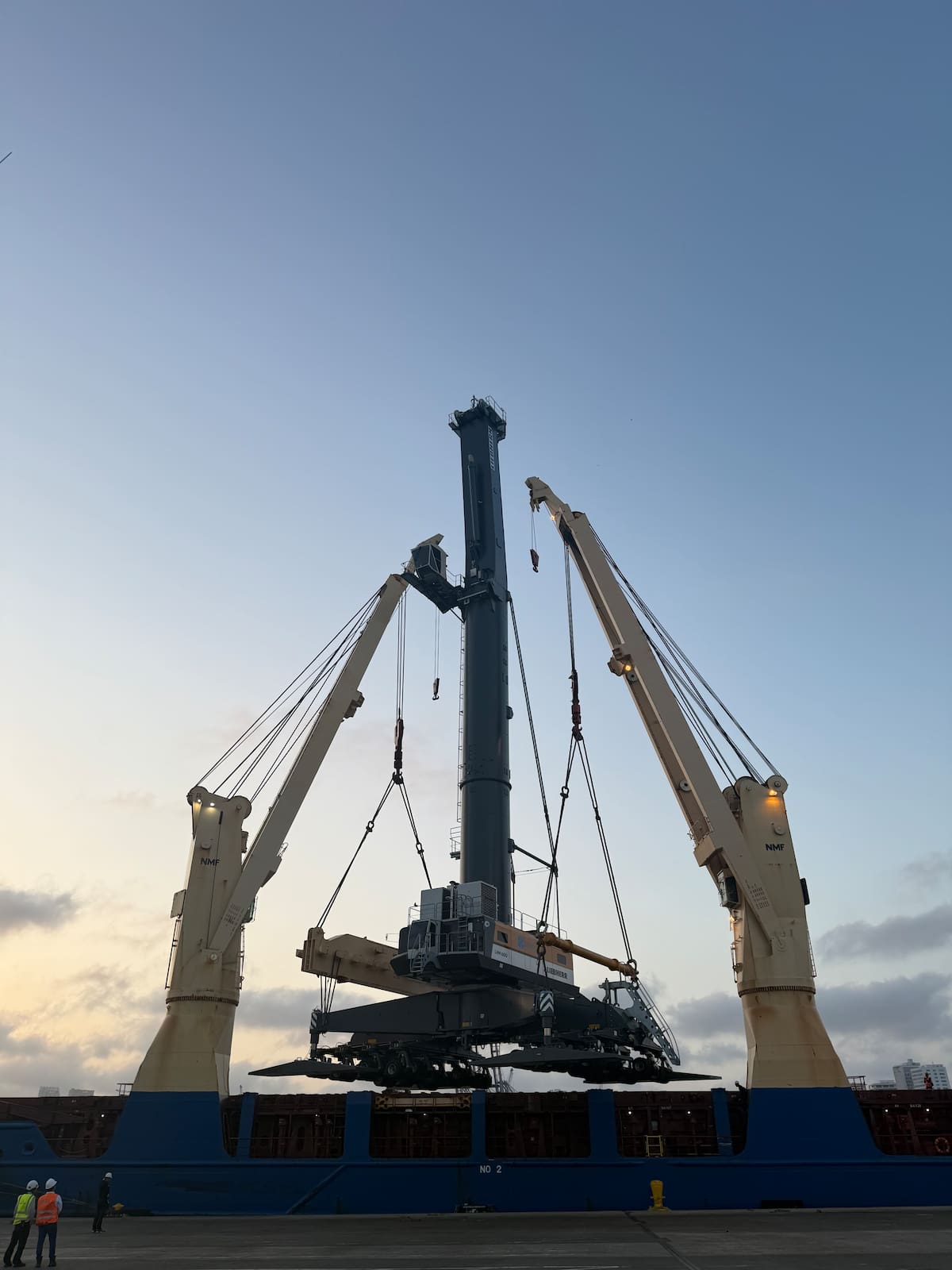 COMPAS incorporó a su terminal de Cartagena una nueva grúa móvil portuaria Liebherr LHM 600 // CORTESÍA COMPAS.