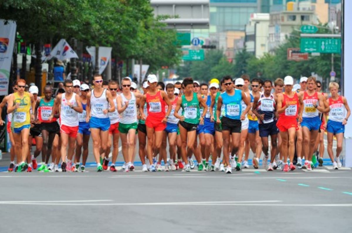 Pelotón de atletas en la competencia de marcha de 20 kilómetros donde el colombano Luis F. López obtuvo la medalla de bronce. AFP