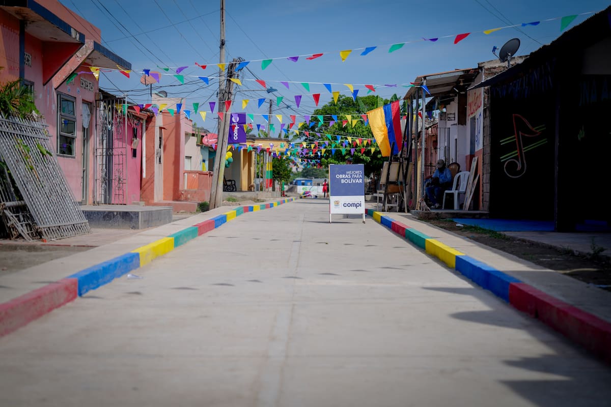 La obra de pavimentación de la calle en La Peña, corregimiento del municipio de Cicuco, tuvo un valor total de $177.345.209, de los cuales la Gobernación de Bolívar aportó $149.947.003 y la comunidad $27.398.206. // Foto: Cortesía - Gobernación de Bolívar.